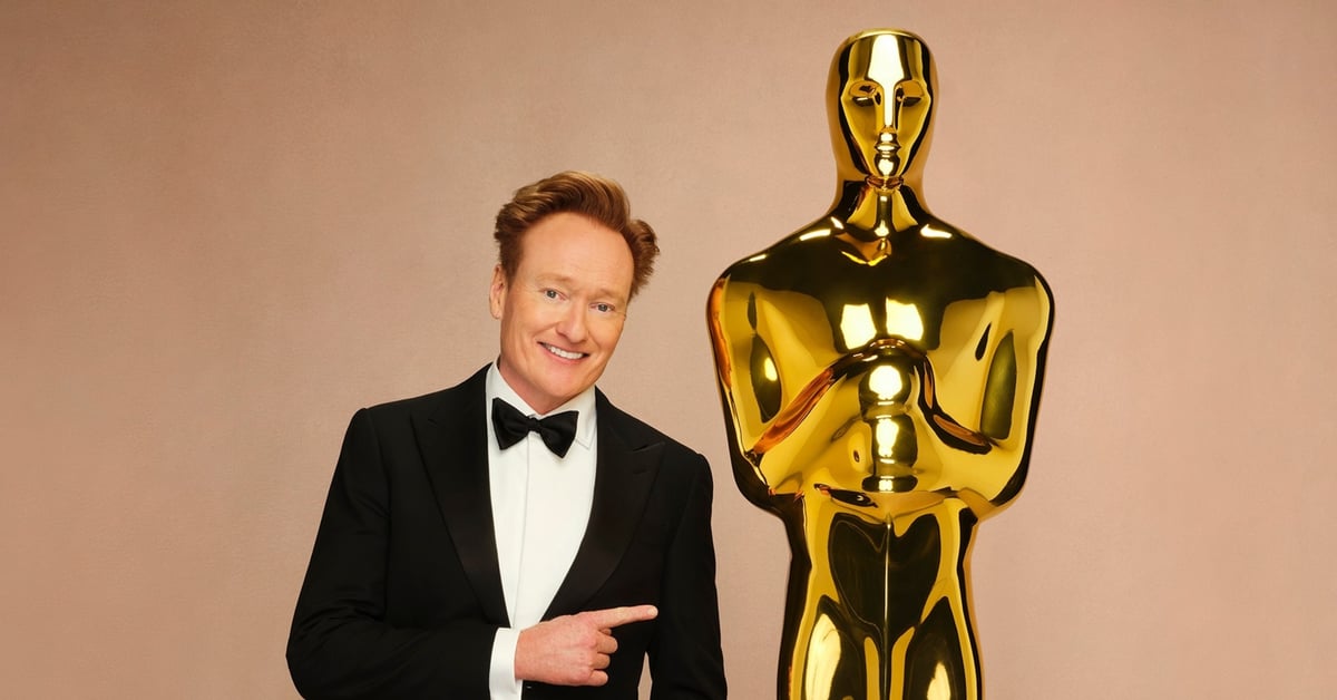 Conan O'Brien v smokingu s obří zlatou sochou Oscara