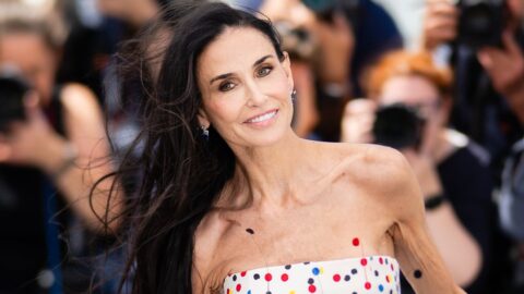 Demi Moore v puntíkovaných šatech Jacquemus na filmovém festivalu v Cannes 2026