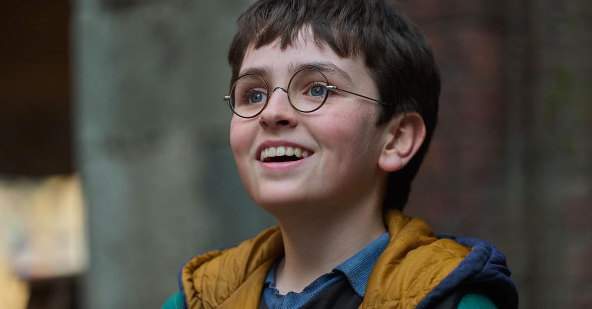 Dominic McLaughlin jako Harry Potter v seriálu HBO - chlapec s kulatými brýlemi se usmívá a dívá vzhůru