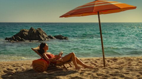 Emily Bader jako Poppy ve filmové adaptaci románu Emily Henry People We Meet on Vacation