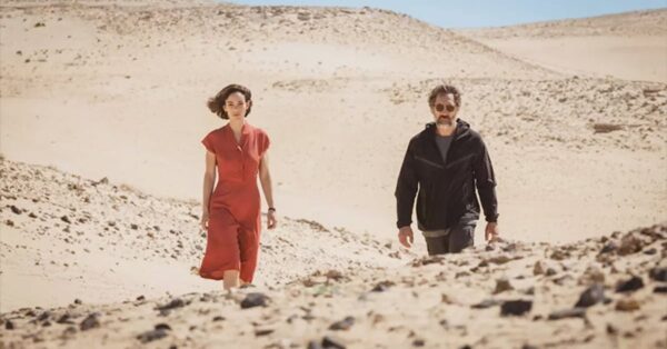 Javier Bardem a Victoria Luengo v pouštní scenérii z filmu The Beloved