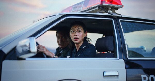Jung Ho-yeon v policejním autě ve sci-fi thrilleru Hope režiséra Na Hong-jina