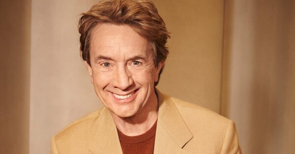Martin Short se usmívá v béžovém saku