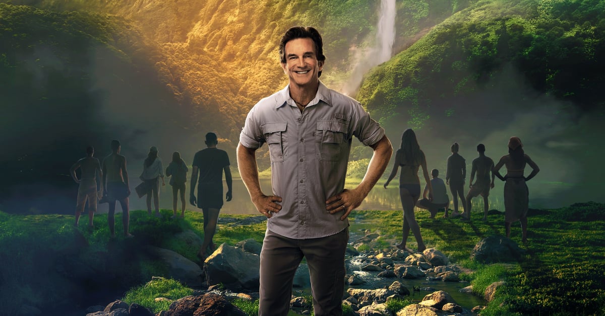 Moderátor reality show Survivor Jeff Probst na pozadí tropického prostředí s vodopádem a soutěžícími