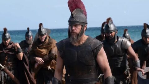 Řečtí válečníci v helmách a zbrojích na pláži z filmu The Odyssey Christophera Nolana