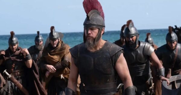 Řečtí válečníci v helmách a zbrojích na pláži z filmu The Odyssey Christophera Nolana
