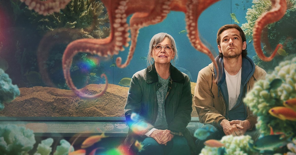 Sally Field a Lewis Pullman ve filmu Remarkably Bright Creatures
