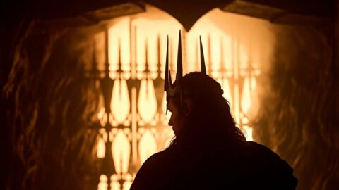 Sauron (Charlie Vickers) s Morgotovou korunou u kovářské výhně v seriálu The Lord of the Rings: The Rings of Power