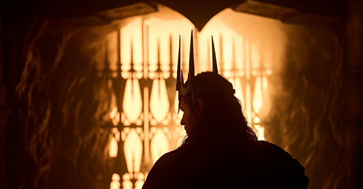 Sauron (Charlie Vickers) s Morgotovou korunou u kovářské výhně v seriálu The Lord of the Rings: The Rings of Power