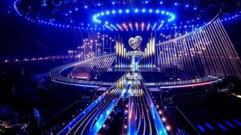Scéna Eurovision Song Contest 2026 ve Vídni s barevným osvětlením