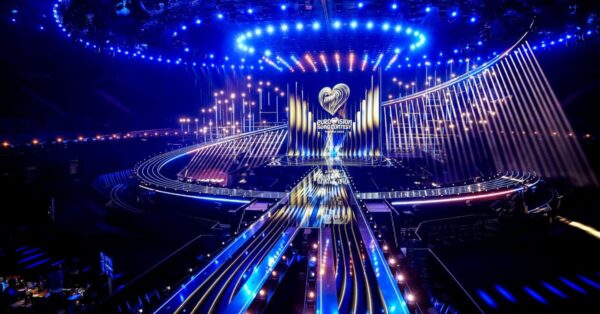Scéna Eurovision Song Contest 2026 ve Vídni s barevným osvětlením