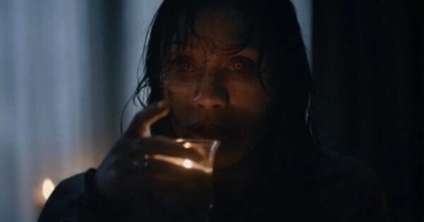 Scéna z hororu Evil Dead Burn s postavou démona