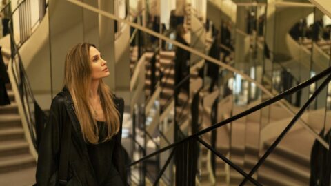Angelina Jolie jako Maxine ve filmu Couture, stojí na schodech v obchodě Chanel