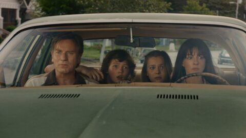 Anne Hathaway a Ewan McGregor s dětmi ve vozidle v záběru z filmu The End of Oak Street