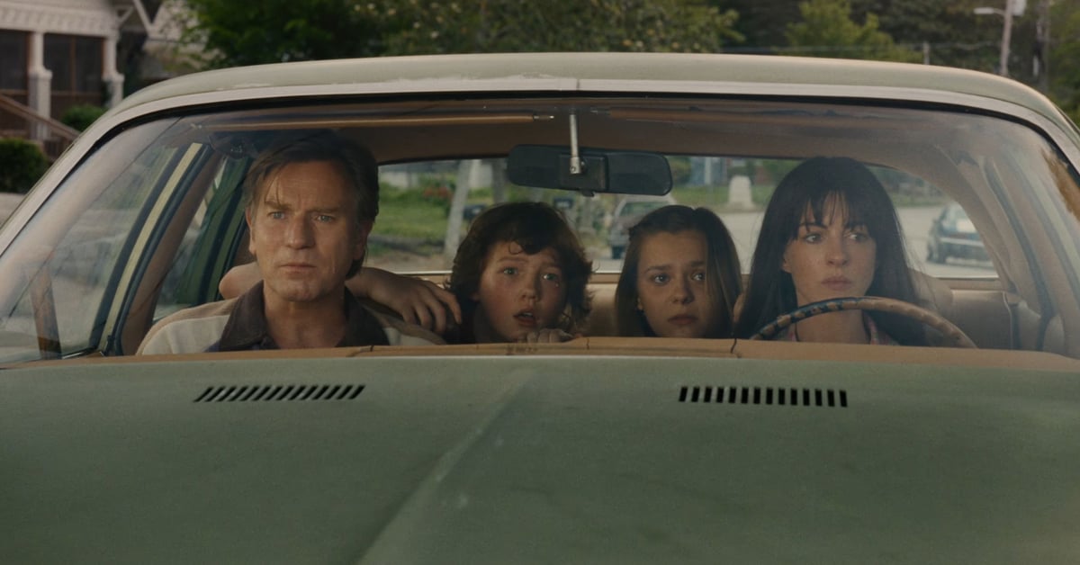Anne Hathaway a Ewan McGregor s dětmi ve vozidle v záběru z filmu The End of Oak Street