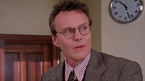 Anthony Head jako Rupert Giles v seriálu Buffy, přemožitelka upírů