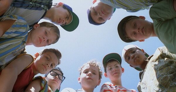 Devět mladých herců z filmu The Sandlot ve slavné scéně, kde se dívají dolů na kameru v kruhovém seřazení