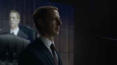 Jeremy Strong jako Mark Zuckerberg při výslechu ve filmu The Social Reckoning