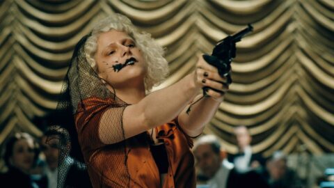 Jessie Buckley ve filmu The Bride!, který režírovala Maggie Gyllenhaal