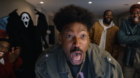 Marlon Wayans v komické scéně ze Scary Movie 2026 s maskou Ghostface v pozadí