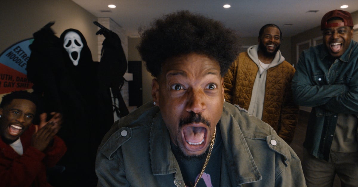 Marlon Wayans v komické scéně ze Scary Movie 2026 s maskou Ghostface v pozadí
