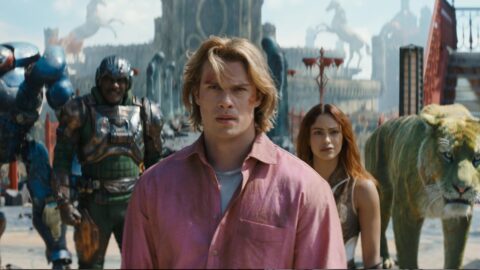 Nicholas Galitzine jako princ Adam v Masters of the Universe