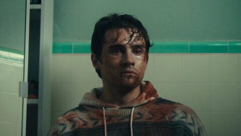 Postava Beara z filmu Obsession v zoufalém stavu s krvavým zabarvením