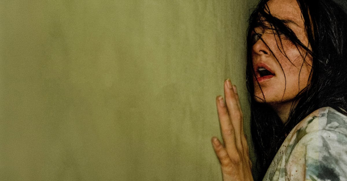 Renate Reinsve ve filmu Backrooms od A24 s vyděšeným výrazem