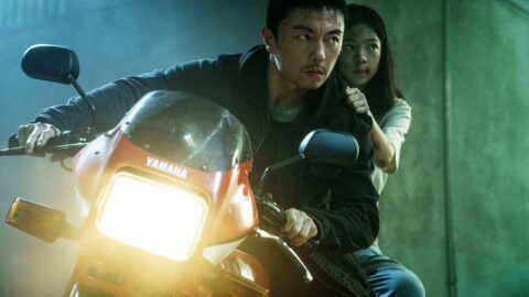 Xie Miao a Yang Enyou na motorce ve filmu The Furious