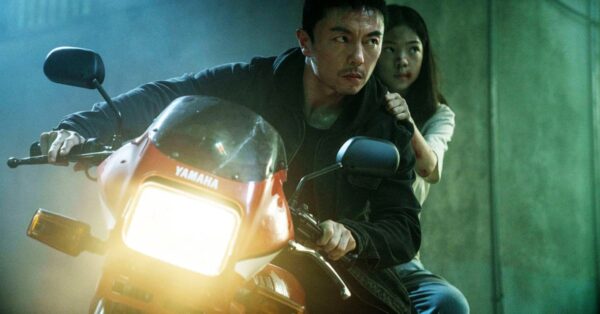 Xie Miao a Yang Enyou na motorce ve filmu The Furious