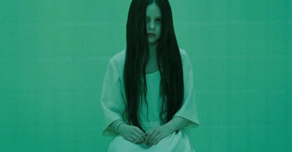 Záběr z hororu The Ring, ve kterém Daveigh Chase ztvárnila Samaru Morgan