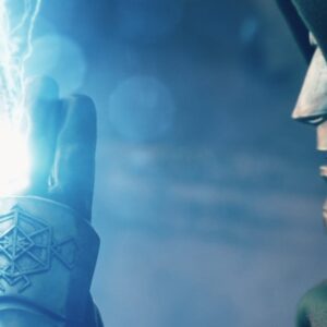 Doctor Doom v maskce čelí Thorovu kladivu Mjolnir zářícímu modrým bleskem ve filmu Avengers: Doomsday