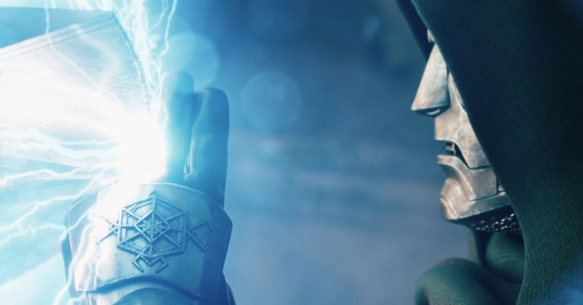 Doctor Doom v maskce čelí Thorovu kladivu Mjolnir zářícímu modrým bleskem ve filmu Avengers: Doomsday