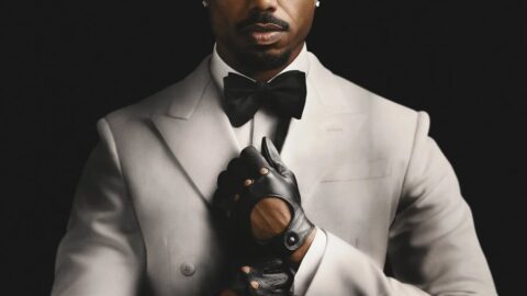 Michael B. Jordan jako Thomas Crown v bílém smokingu s koženou rukavicí - oficiální plakát k filmu The Thomas Crown Affair