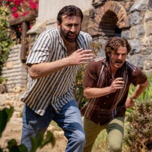 Nicolas Cage s napjatým výrazem ve filmu The Unbearable Weight of Massive Talent