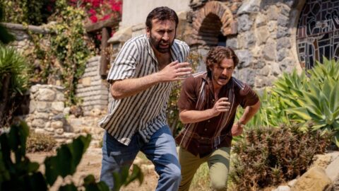 Nicolas Cage s napjatým výrazem ve filmu The Unbearable Weight of Massive Talent