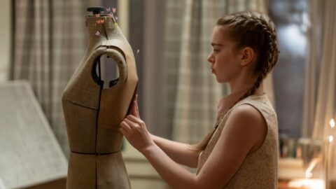 Summer Howell jako Carrie White v seriálu Carrie od Mikea Flanagana pro Prime Video