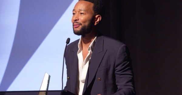 Zpěvák John Legend, který ve filmu The Road Home ztvární Harryho Belafonta