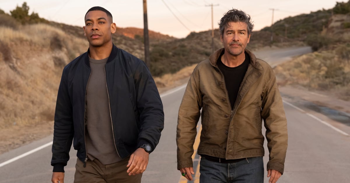 Aaron Pierre a Kyle Chandler jako John Stewart a Hal Jordan kráčí spolu po silnici v seriálu Lanterns