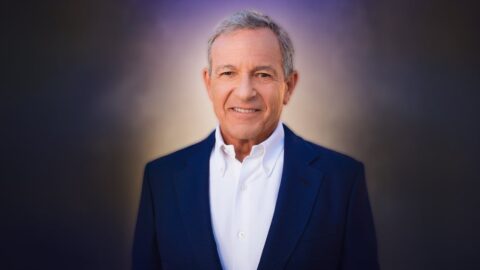Bob Iger, bývalý CEO Disney, na oficiálním portrétu k ocenění Disney Legends na akci D23