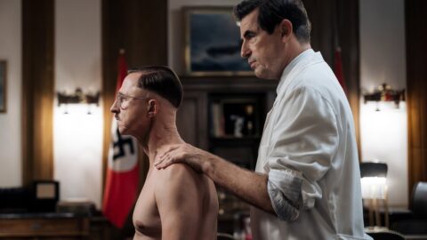 Claes Bang jako masér Felix Kersten ošetřuje Heinricha Himmlera ve filmu I Is Another