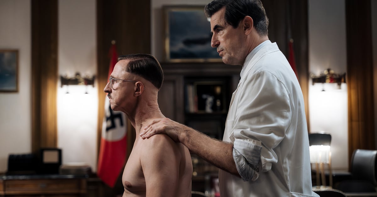 Claes Bang jako masér Felix Kersten ošetřuje Heinricha Himmlera ve filmu I Is Another