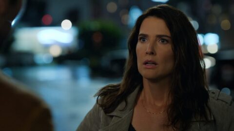 Cobie Smulders jako Emi Finch v seriálu The Lincoln Lawyer