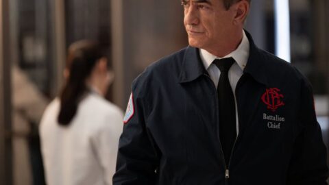 Dermot Mulroney jako Chief Dom Pascal v uniformě hasičského velitele v seriálu Chicago Fire