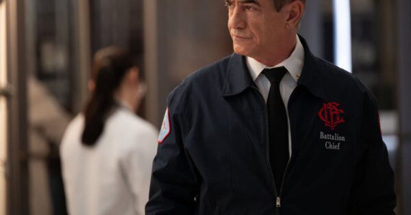 Dermot Mulroney jako Chief Dom Pascal v uniformě hasičského velitele v seriálu Chicago Fire
