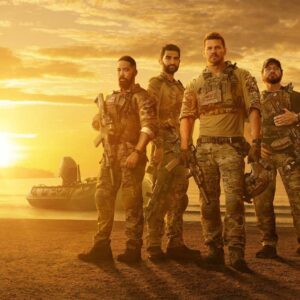 Herci seriálu SEAL Team v čele s Davidem Boreanazem na pláži při západu slunce