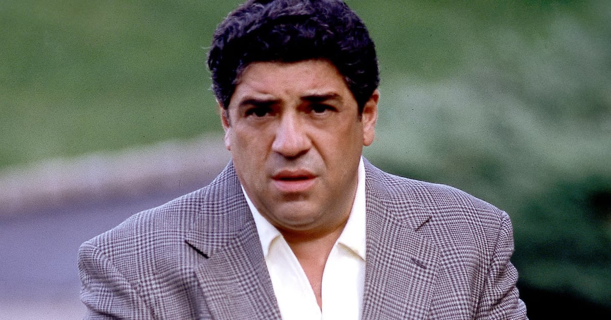Herecké obsazení seriálu Rodina Sopránů na promo snímku, uprostřed James Gandolfini jako Tony Soprano