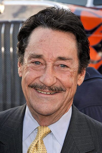 Peter Cullen, dabér Optima Prima z Transformers, se usmívá na fotografii z filmové premiéry