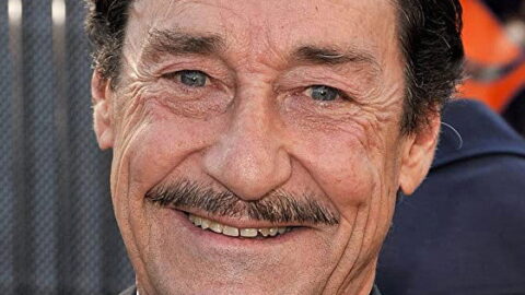 Peter Cullen, dabér Optima Prima z Transformers, se usmívá na fotografii z filmové premiéry