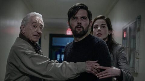 Robert De Niro a Adam Scott ve filmu The Whisper Man